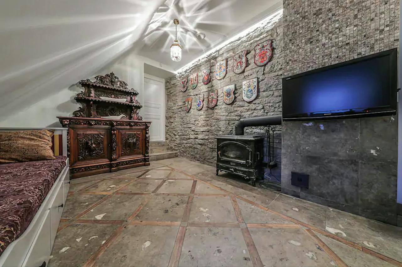 Luxury Medieval 2 Storey With Antique Furniture In Old Town Dzīvoklis