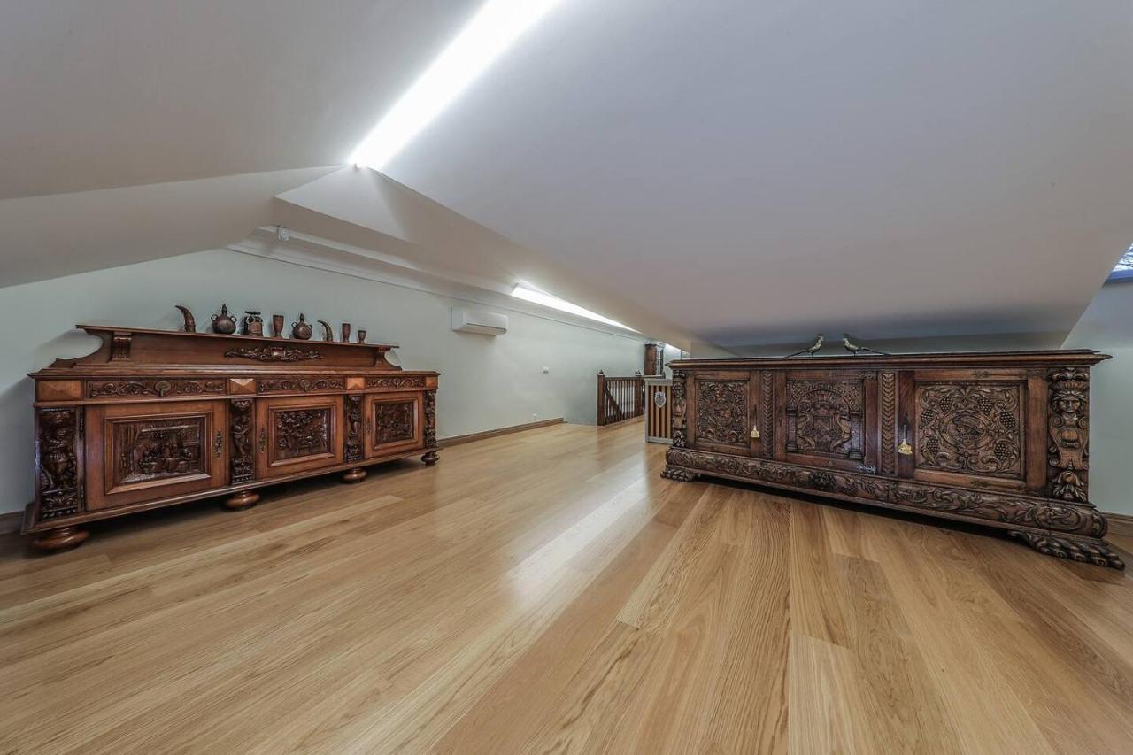 Luxury Medieval 2 Storey With Antique Furniture In Old Town
